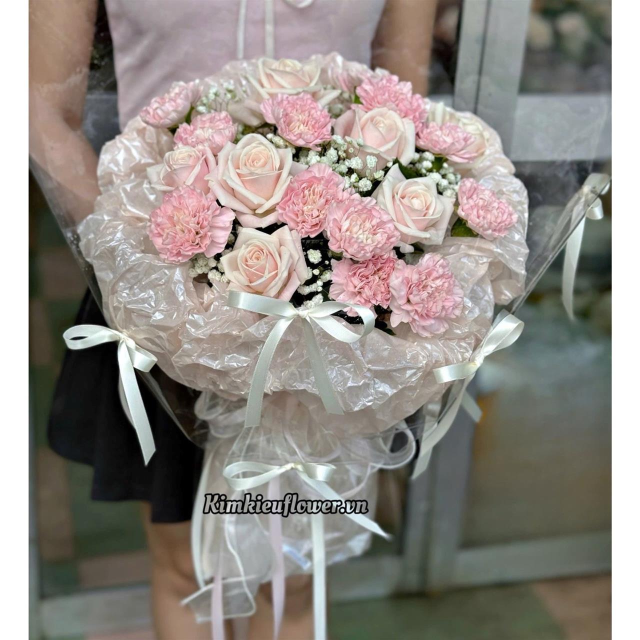 bó hoa hồng pastel mix cẩm chướng hồng với tone màu dễ thương, dịu nhẹ